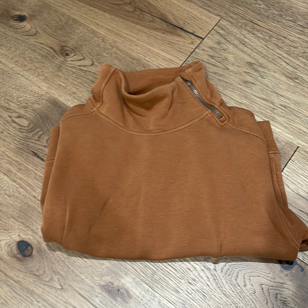 Turtleneck fleece sweatshirt with the zip up neck